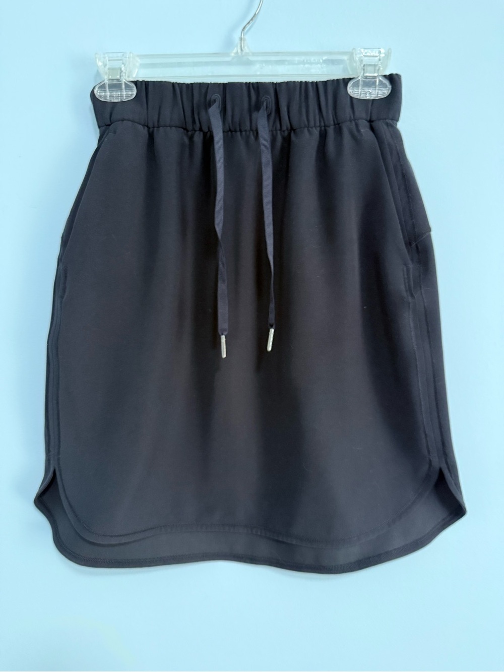 Lululemon Womens On The Fly Skirt 21” Black Travel Commute Curved Hem Sz 4